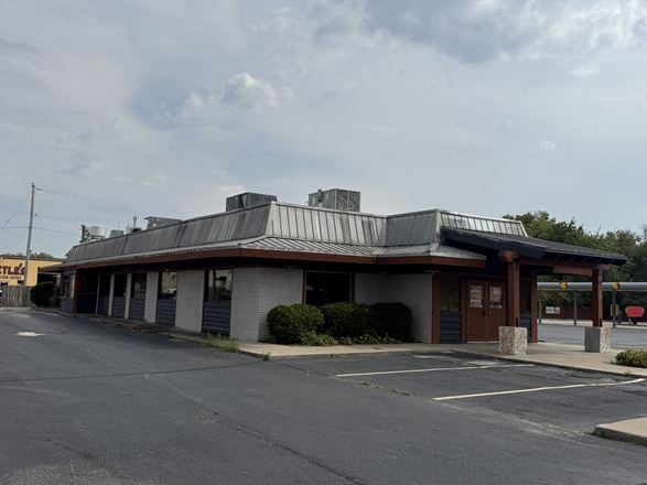FULL SERVICE RESTAURANT ON GLENSTONE