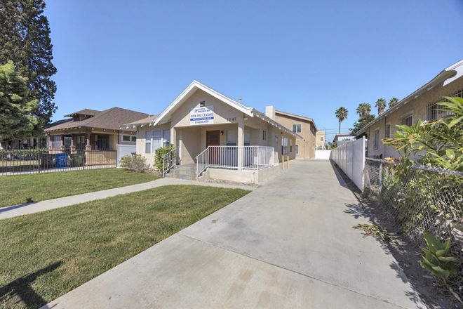 1241 W 37th Dr