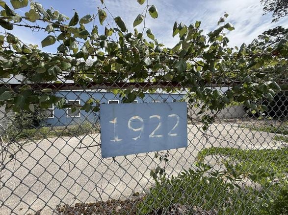 1922 W MAIN ST BAYTOWN TX- 6,250sf Flex Bldg, 0.88 Acre