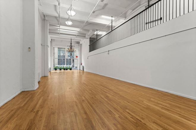 342 W 37th St