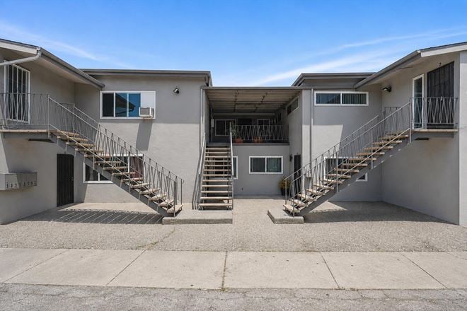 324 E. Leatrice Ln