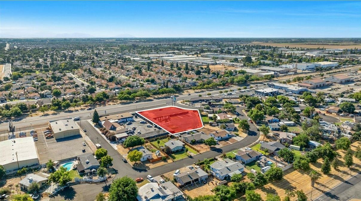 Commercial Building on ±0.75 Acres in Central Fresno, CA