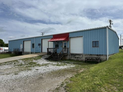 5,000 SF Office / Warehouse Building For Lease in Nixa