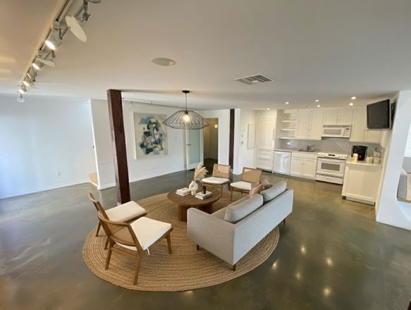608 Main
