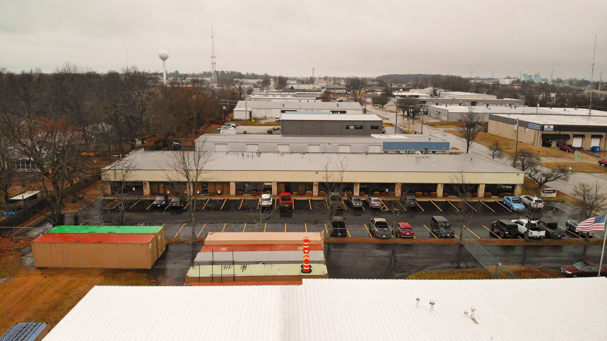 2,735' Office Space & Warehouse on Chestnut & Hwy 65