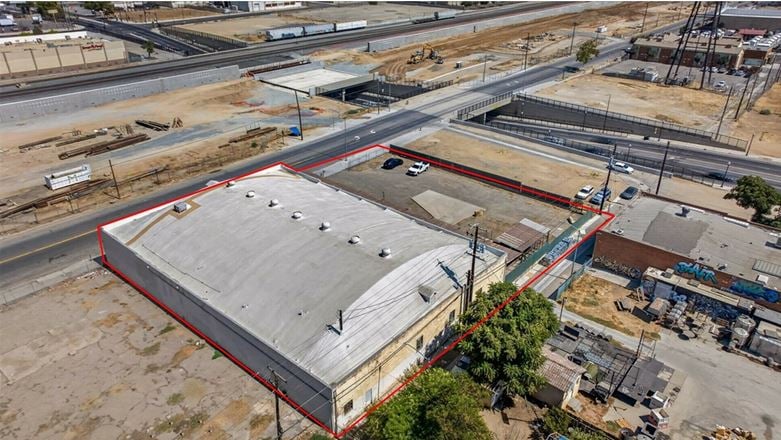 ±15,300 SF Freestanding Industrial Building + Large Yard Area - CA-41 Exposure