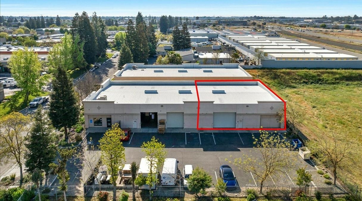Move-In Ready Office/Warehouse in NW Fresno