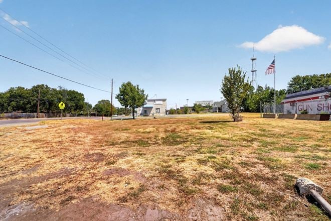 2648 W Scyene Rd Mesquite - For Lease