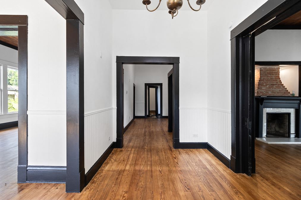 Charming Commercial Space in High-Traffic Location – Ideal for Café, Retail, Boutique, or Showroom Use