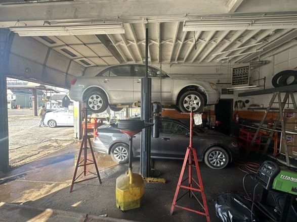 1423 South Park Ave - 1,620+/- SF Automotive/Used Car Lot