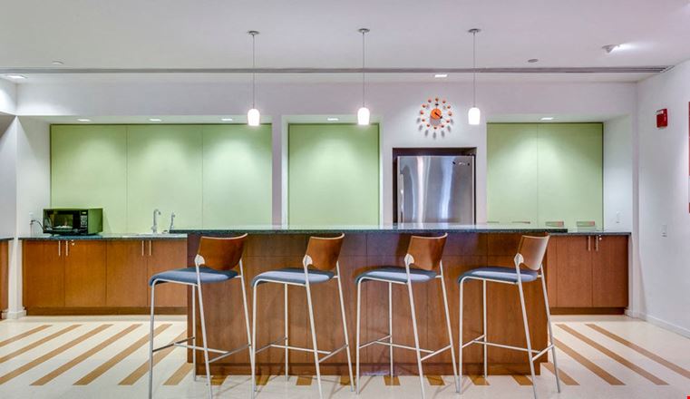 Carr Workplaces - AON Center Chicago