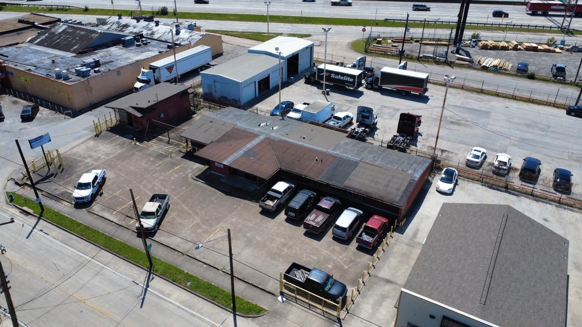 7112 Lyons Ave
