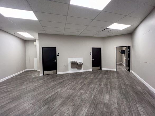 High-Visibility Retail, Showroom & Flex Space Near I-90