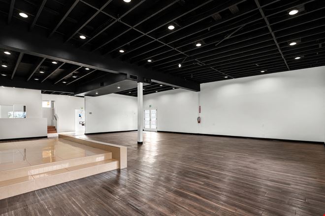 Office/Retail Freestanding Building with lots of parking