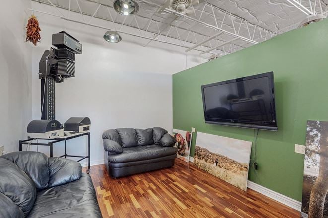 Fully Remodeled High Traffic Retail with Showroom & Vault