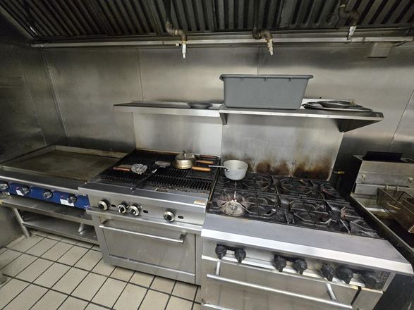 Fully functional Lincoln restaurant with liquor license & real estate
