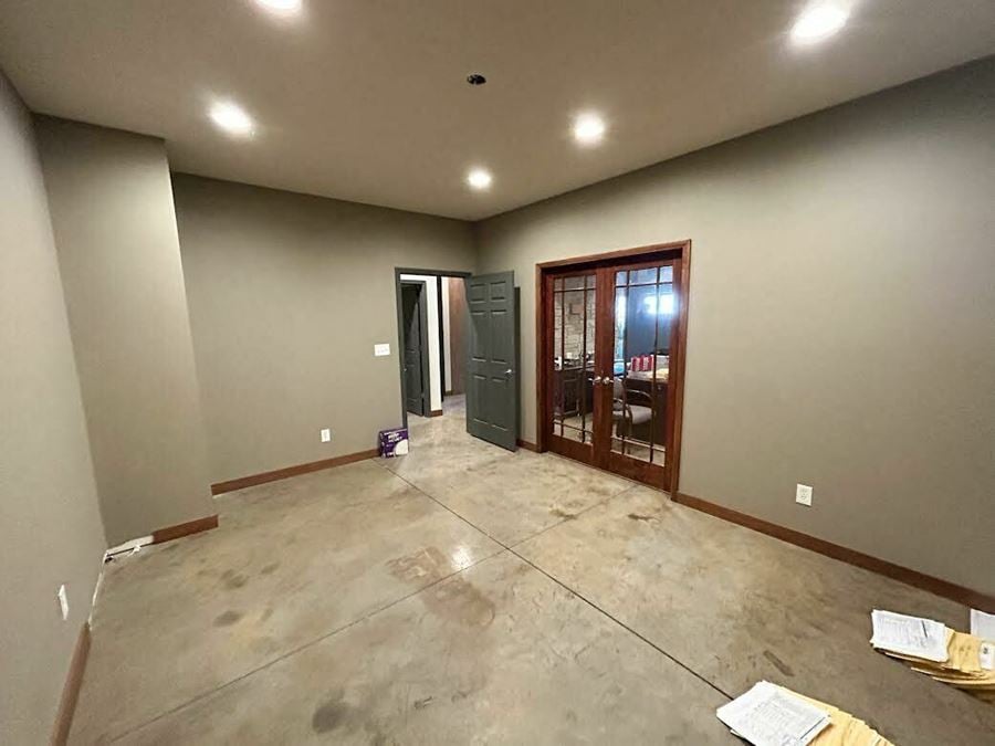 FOR LEASE: 3,250 SF OFFICE/WAREHOUSE