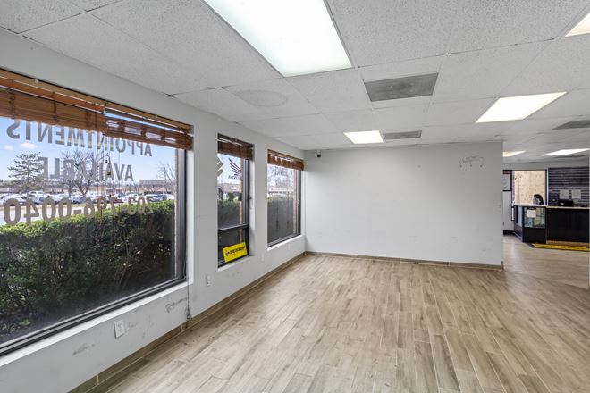 Warehouse with retail exposure to lease