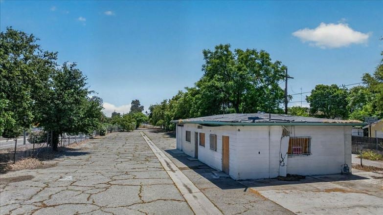 ±1,248 SF Freestanding Building + Paved/ Fenced Yard Storage Opportunity Near CA-99