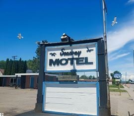 Seaway Motel | Fully Occupied Turn-key 18-Unit Motel with Owner's Quarters | 10.5% Cap Rate