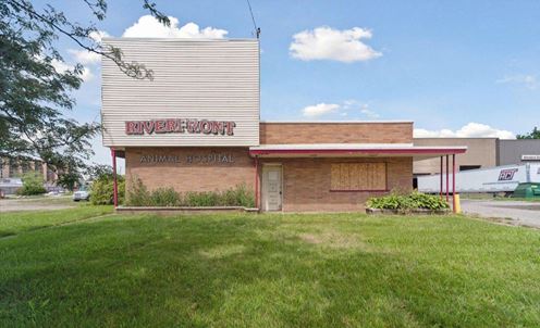 Former Veterinary Clinic on Larch and Saginaw Lansing