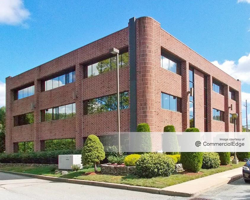207 & 211 Quaker Lane 207 Quaker Lane, West Warwick, RI Office Building