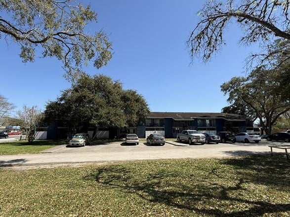 1101 E Main St, League City TX: 16 MULTI-FAMILY UNITS