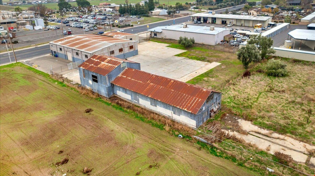 Freestanding Industrial Building on ±1.49 Acres in Porterville