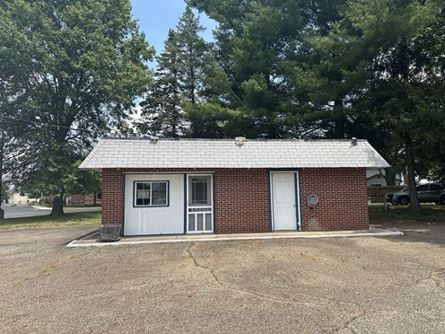 .4 ACRE COMMERCIAL LOT W/ OFFICE FOR LEASE