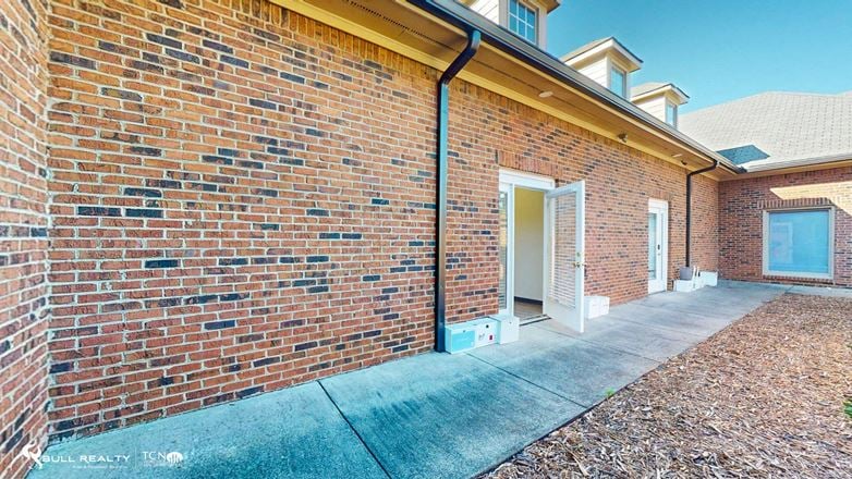 Move-In Ready ±1,200 SF Medical Office Suite For Lease