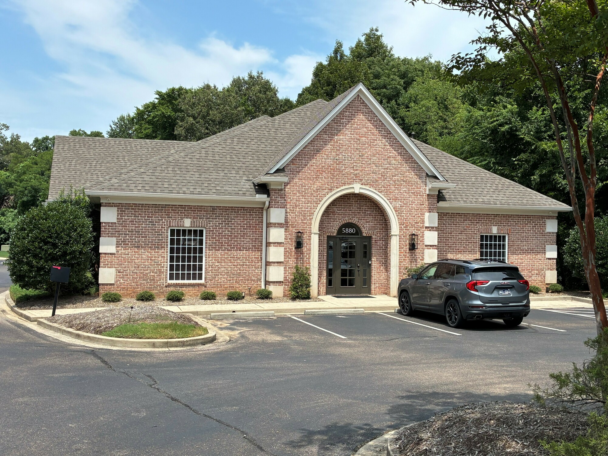 5880 Ridge Bend Rd, Memphis, TN 38120