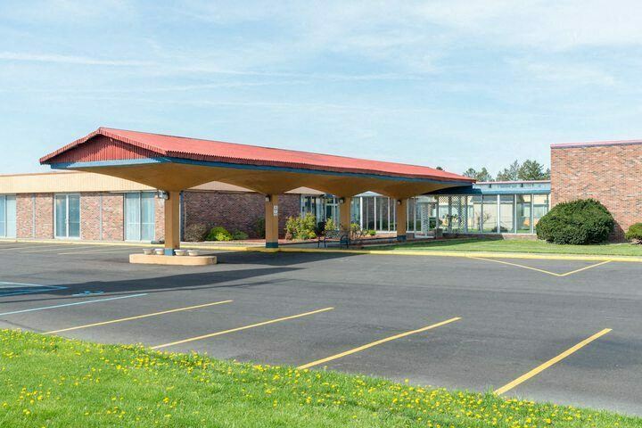 Napoleon Inn & Suites Napoleon OH