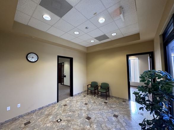 ±1,893 SF of Professional Office Space Off Ave 26