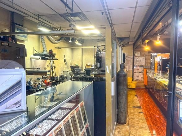 800 - 1,600 SF | 510 Fulton Street | Rare Retail Storefront at the Heart of Fulton Mall for Sublease