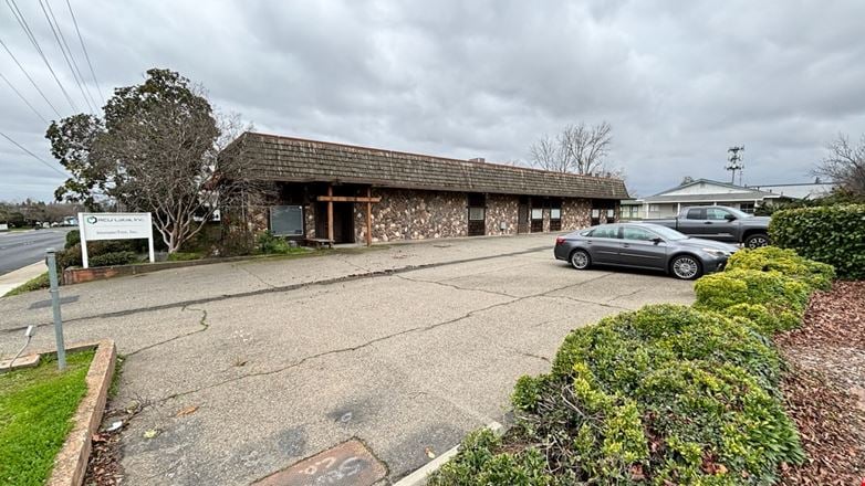 Roseville Commercial Building on high traffic artery