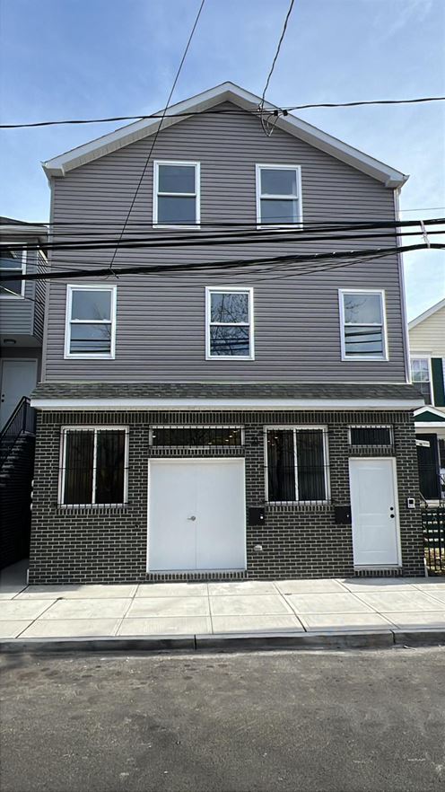 ±4,200 SF Mixed-Use Multifamily Opportunity for Sale