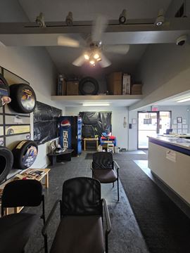 2,800+/- Square Foot Retail / Flex Building