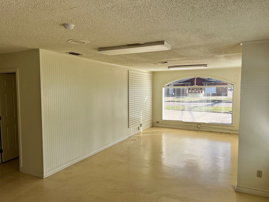 1,780 SF Building For Retail/Office Use