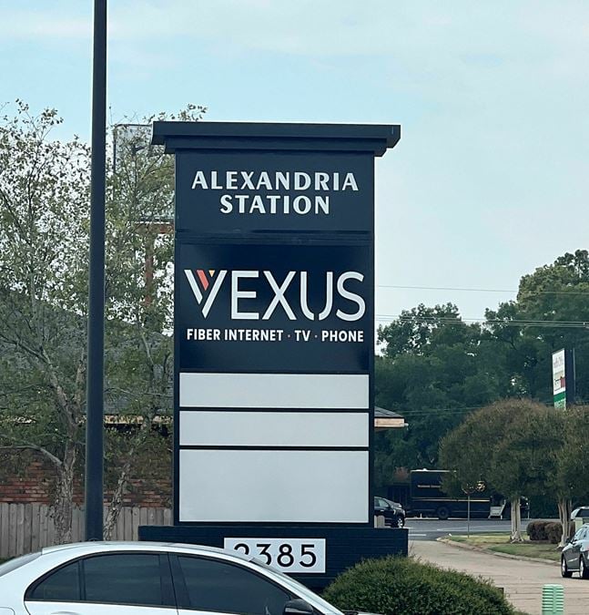 Alexandria Station Shopping Center-End-Cap with Drive-Thru