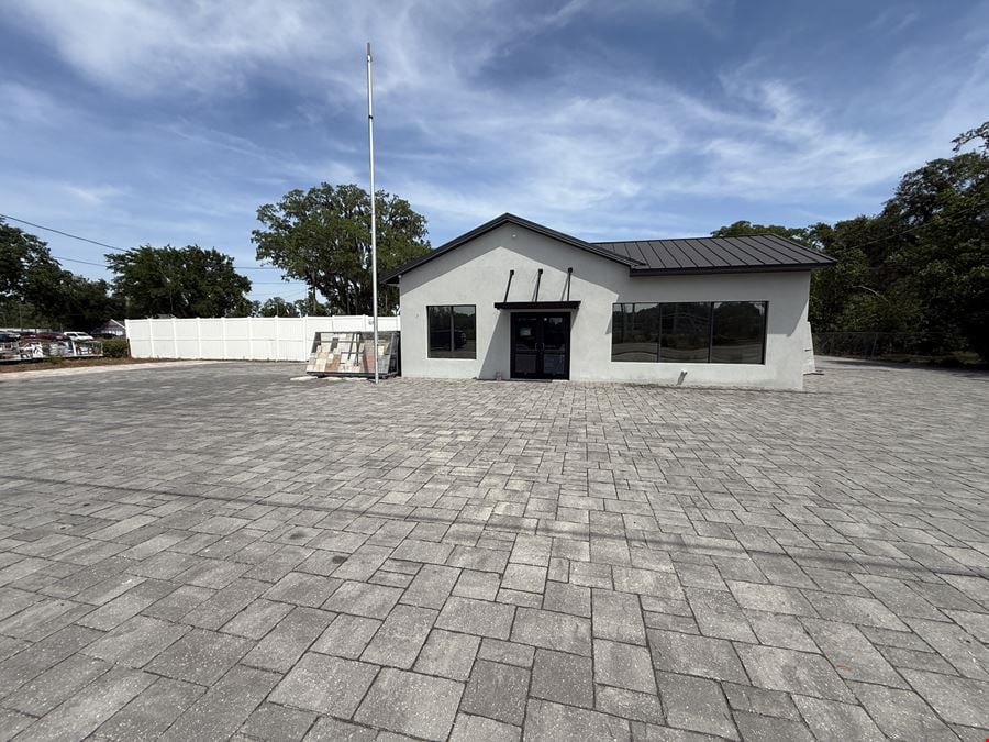 RARE 1.24 AC High-End Showroom/Offices/Warehouse- Hwy 41