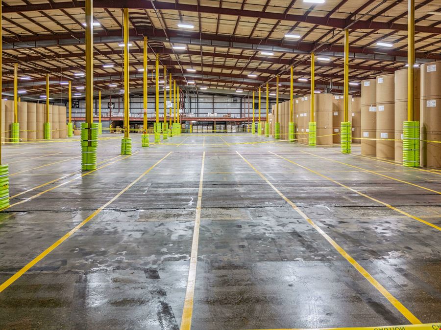 390,000 +/- SF | Industrial | NNN Investment | 100% Leased