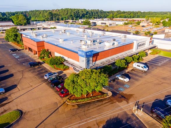 Retail space for Rent at 2323 Lakeland Drive in Flowood