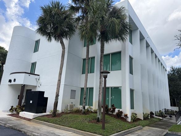 1743 SF Suite 203E PROFESSIONAL & MEDICAL OFFICE SPACE FOR LEASE