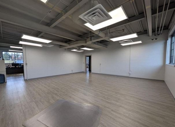 6035 N Knoxville Ave - Suites 103  & 105