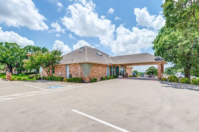 501 W Harwood Rd 