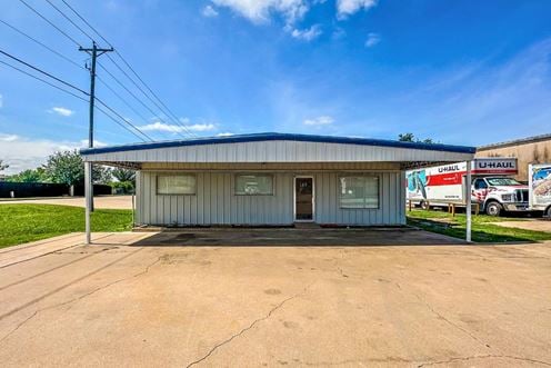4,000 SF WAREHOUSE OFF I-35 W