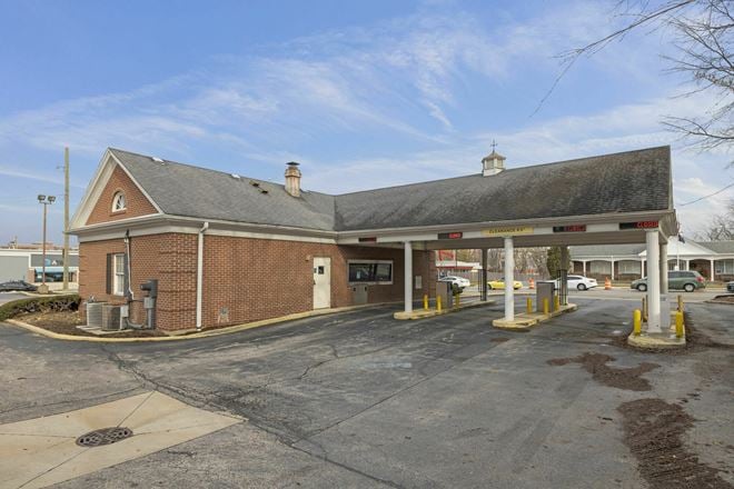 Downtown Naperville Prime Location