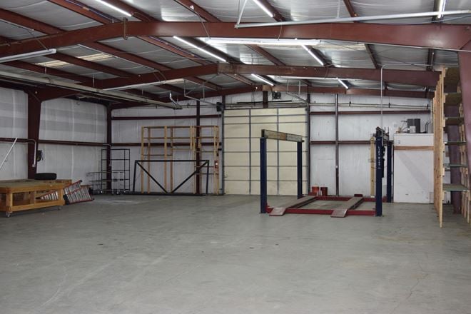 4,000 SF Automotive/Warehouse For Lease