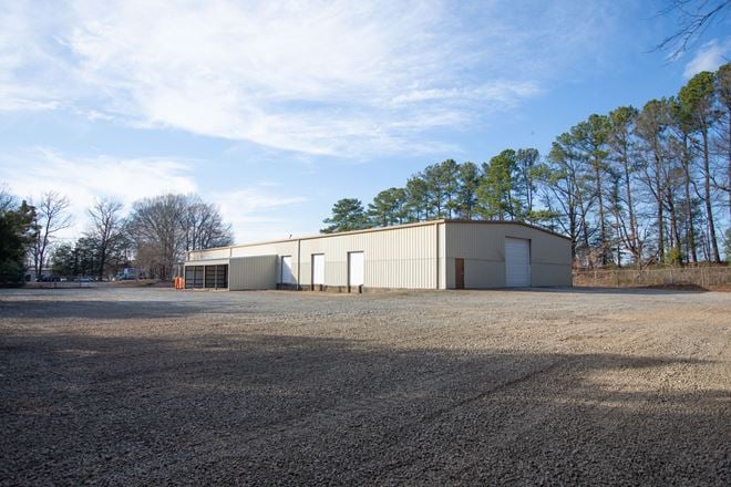 1832 University Commercial Pl
