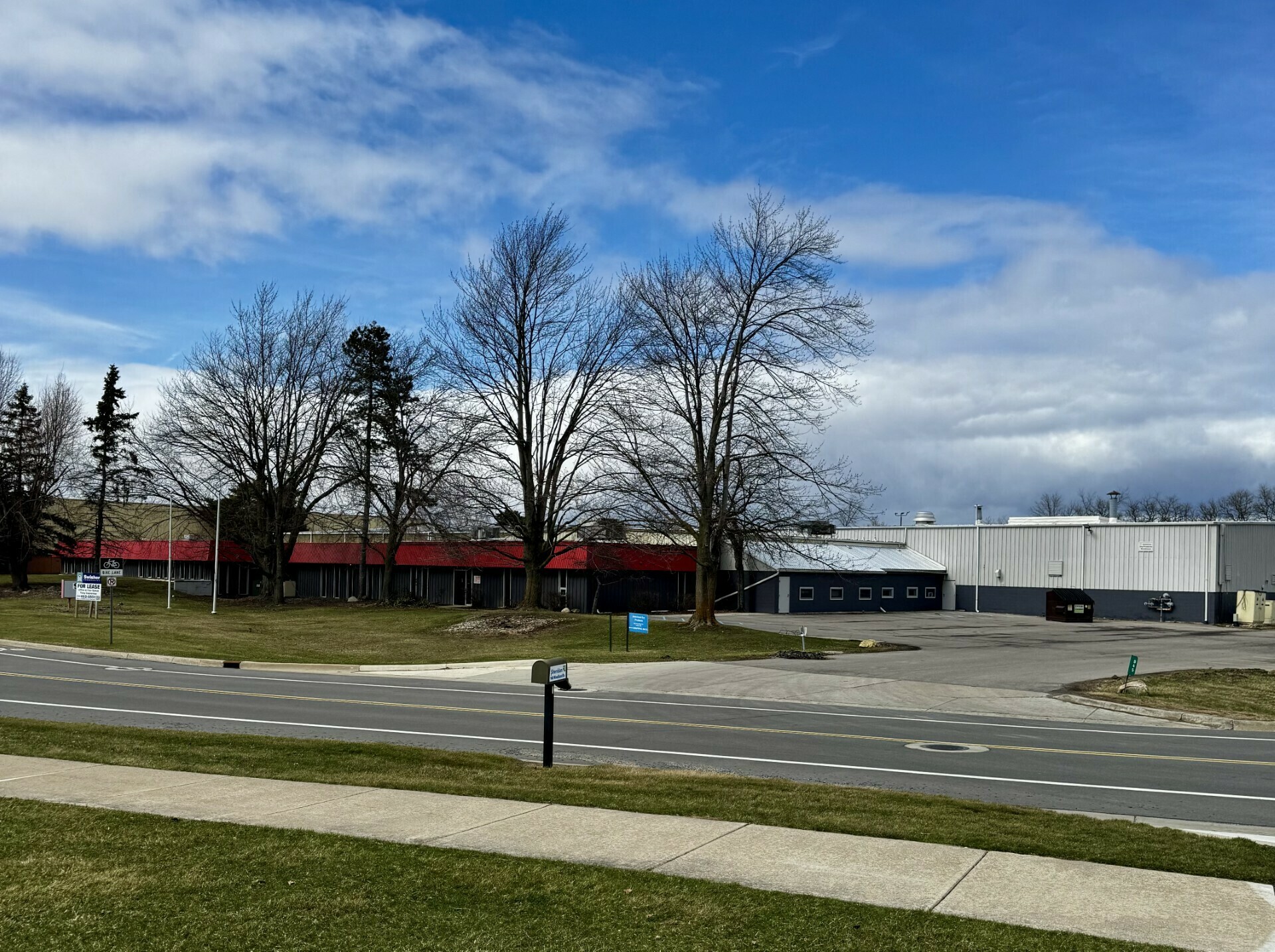 905 Woodland Dr E, Saline, MI 48176